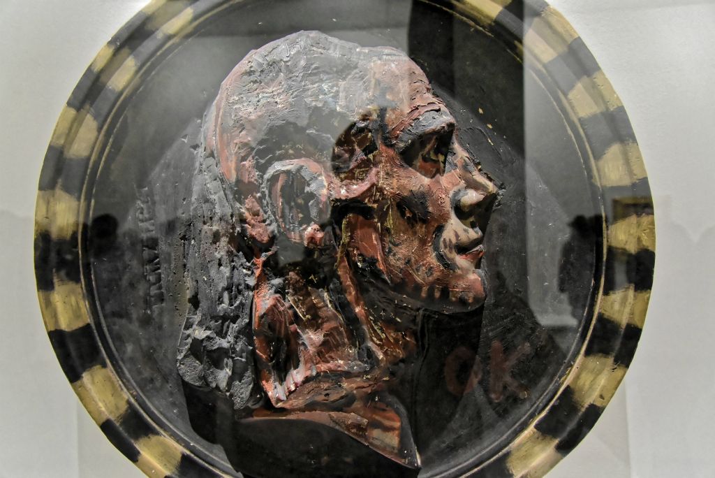 Autoportrait plâtre peint (1910) Une des rares œuvres sculptées de l'artiste. C'est un réemploi d'un médaillon  de Franz Litz. pour représenter son propre visage.