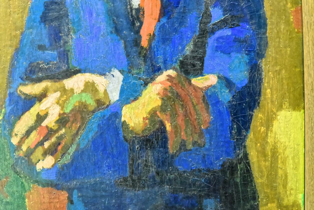 Des mains surdimensionnées.