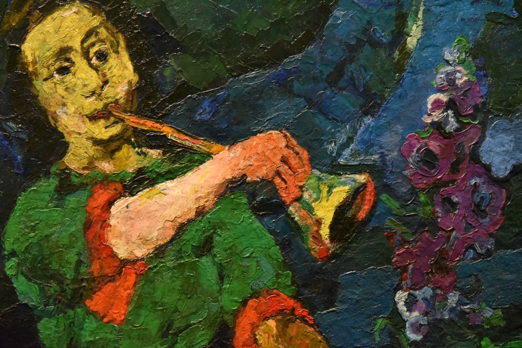 Une jeune femme souffle dans une flûte Renaissance...