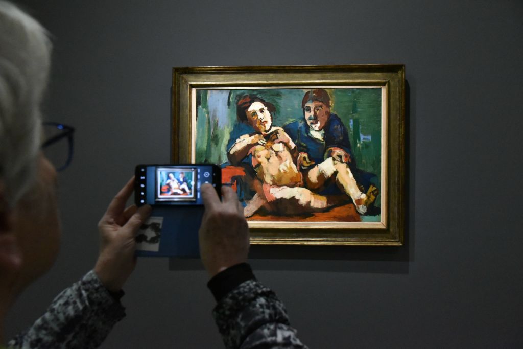 Peintre à la poupée (1922) Après le départ d'Alma Mahler, le peintre va demander de confectionner une poupée selon des recommandations précises. Déçu par le résultat il le montre dans ce tableau. Il peindra d'autres tableaux avec la fameuse poupée.