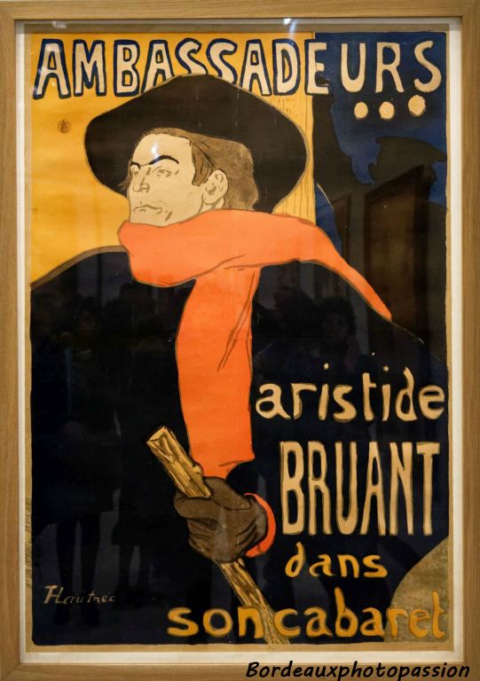 Affiche destinée à la tournée de Bruant aux "Ambassadeurs". Le chapeau empiète sur les caractères d'écriture... type de composition encore très apprécié aujourd'hui.