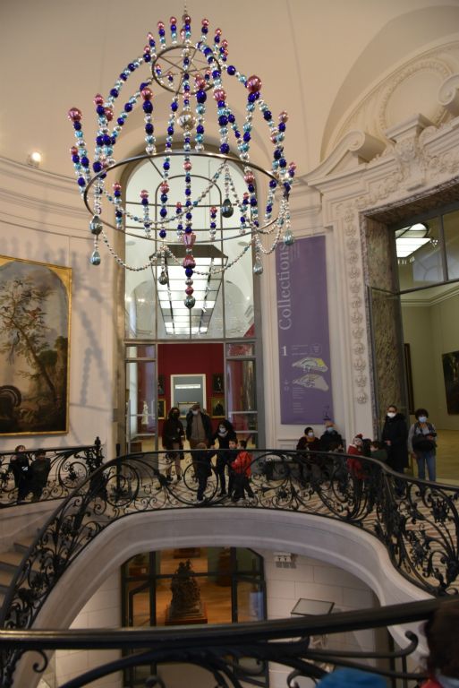 Suspendue au-dessus de l'escalier de Charles Giraud, la couronne de la nuit a de quoi vous séduire.