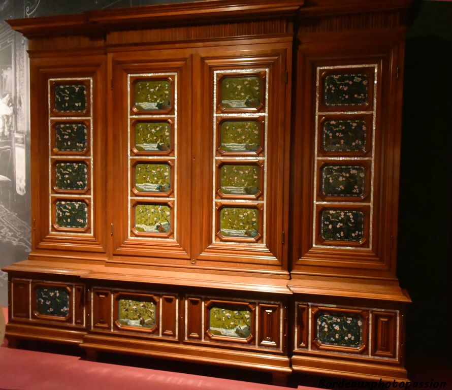 Wagner  s'intéressait aussi au décor intérieur des immeubles. Cette armoire était destinée à déposer ses nombeuses revues.