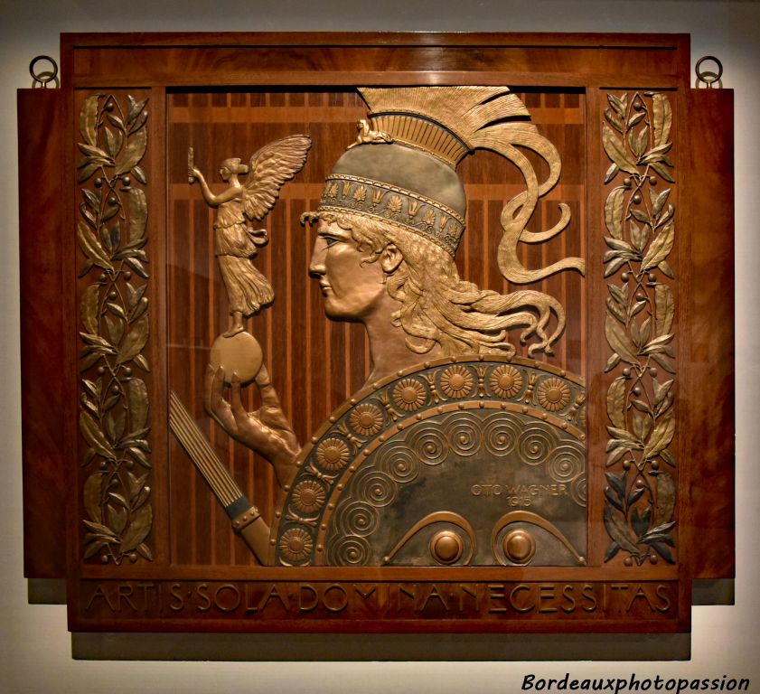 "L'art a pour seul maître la nécessité" devise écrite sur ce relief conçu par Wagner. Il s'agit de Pallas Athena tenant dans sa main droite le symbole de la victoire. (1915)