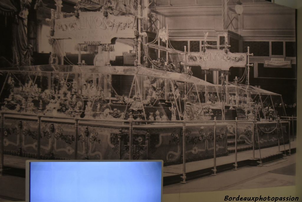 Vitrine à l'exposition du jubilé du règne de l'empereur François-Joseph 1er. Wagner l'architecte est toujours interessé par les objets de l'intérieur.