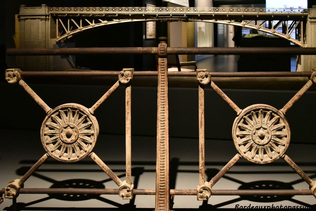 Avec ses célèbres grilles à motif de tournesol, Otto Wagner créé pour le réseau urbain un signe distinctif  omniprésent dans la ville d'aujourd'hui.