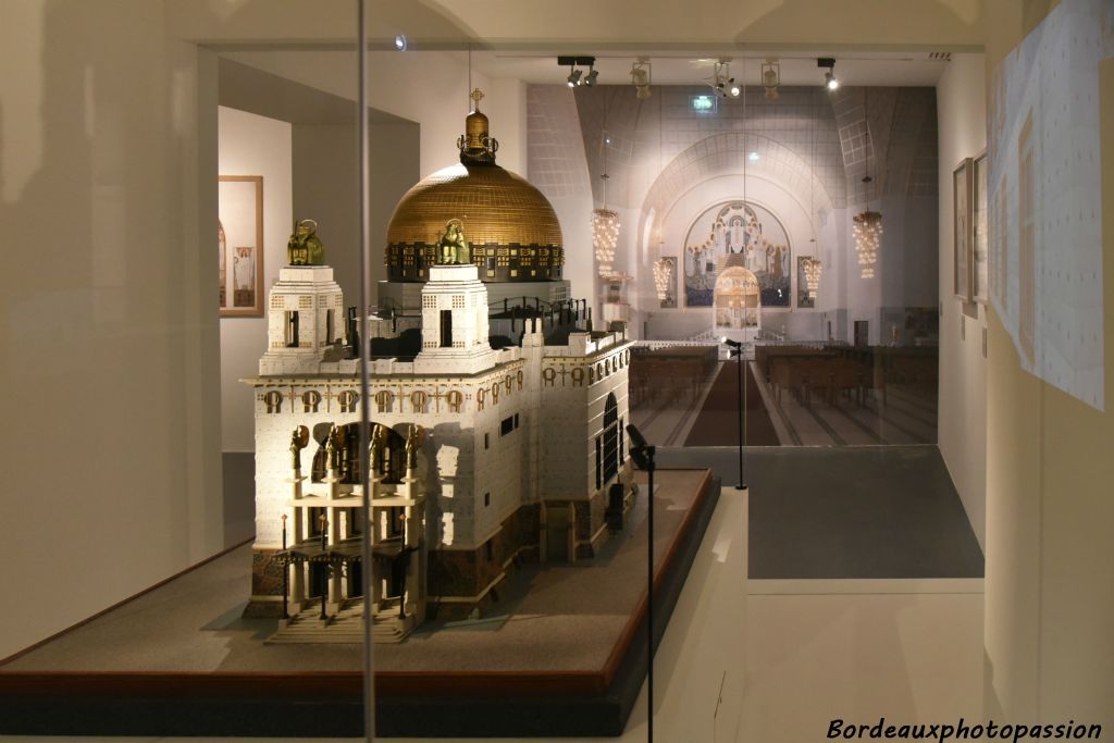 L'église Saint-Léopold am Steinhof constitue le point culminant d' un vaste ensemble conçu pour accueillir l'un des hôpitaux psychiatriques les plus avants-gardistes d'Europe.