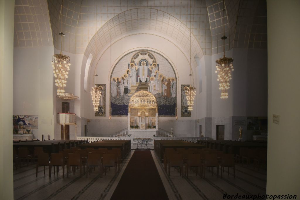 L'église Saint-Léopold am Steinhof, chaire et maitre-autel 