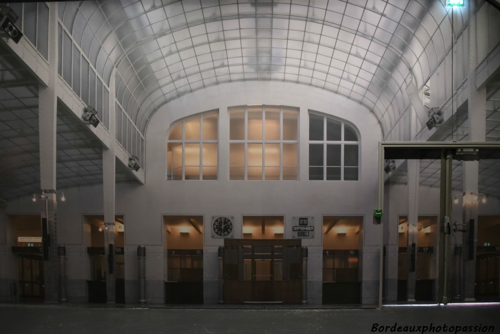 Ce sera le seul édifice construit sur le Ringstrasse par Otto Wagner. Le fonctionnalisme de cet immeuble est souligné par les contemporains de Wagner. Fin de l'exposition.