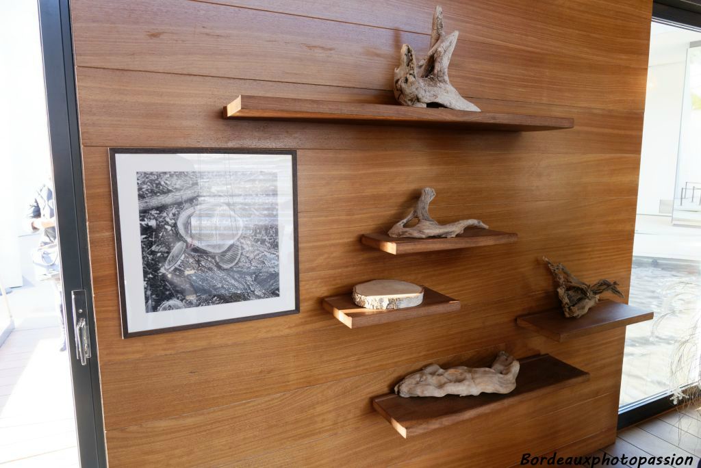 Décoration de Charlotte Perriand avec des objets trouvés dans la nature au cours de ses nombreuses sorties. Les objets pouvant être aussi bien photographiés.