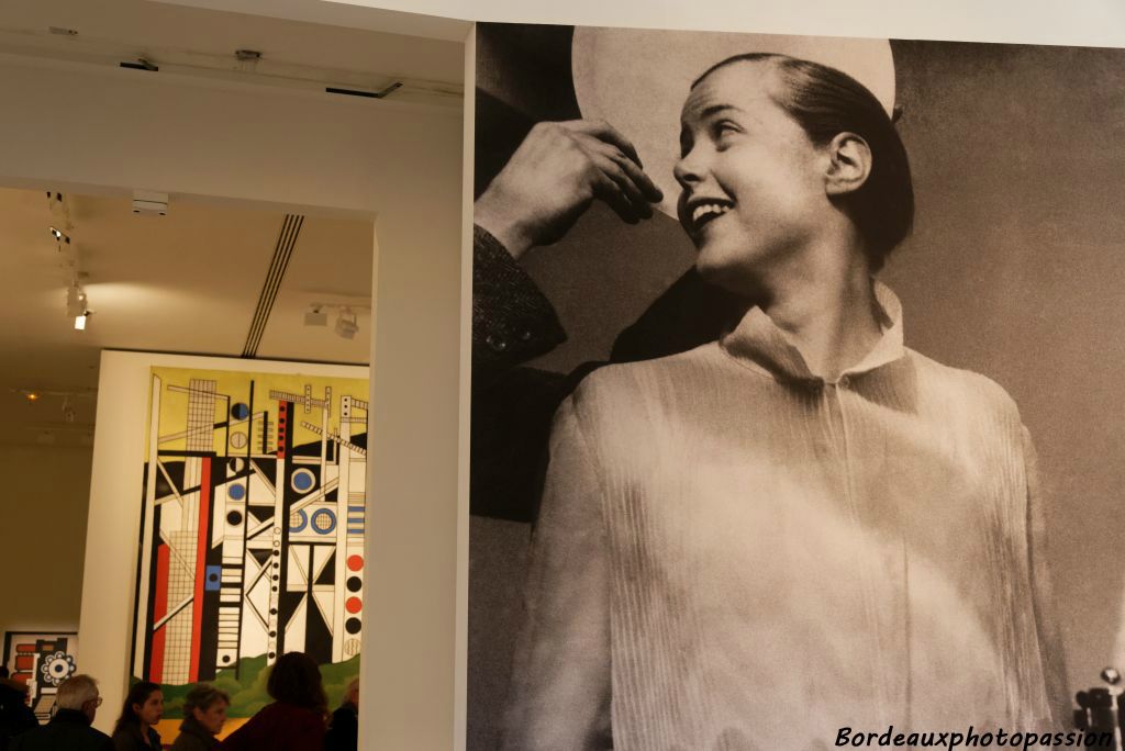 Charlotte Perriand avec les mains de Le Corbusier tenant une assiette en guise d'auréole en 1928 Photo Pierre Jeanneret (cousin de Le Corbusier)