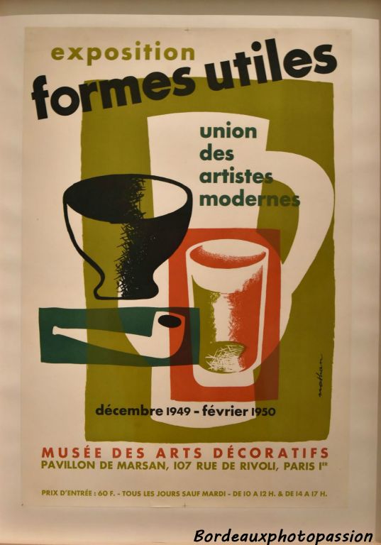 Voulant agir de l'urbanisme jusqu'à l'objet, Perriand participe à la fondation de "Formes utiles" mouvement engendré par l'Union des Artistes Modernes (UAM)