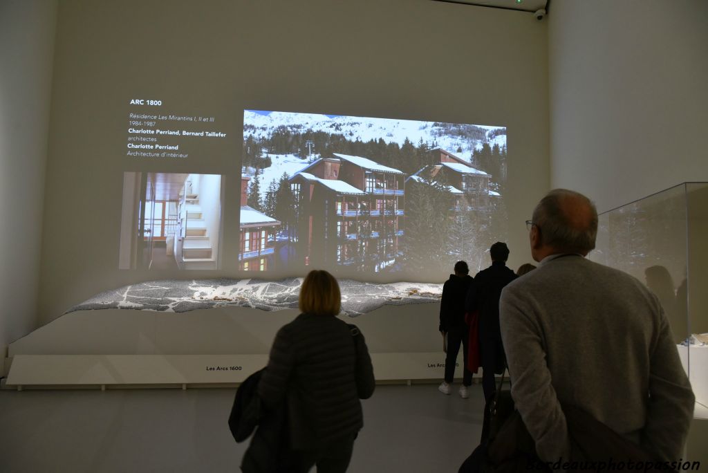 C'est avec la création des deux stations de ski des Arcs , dans les Alpes que Perriand montre enfin ses talents d'architecte. Elle se l'était promis en allant chez  "Corbu" en 1927. Elle quittera le terrain alpin à 86 ans !