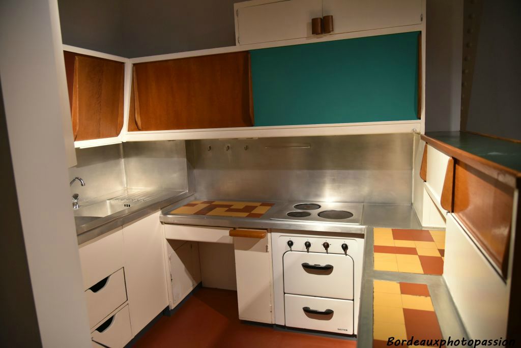 On peut retrouver le travail de Charlotte Perriand au musée des Arts Décoratifs à Paris. Ici la cuisine-bar de l'unité d'habitation de la Cité radieuse de Marseille Atelier Le Corbusier Charlotte Perriand 1952