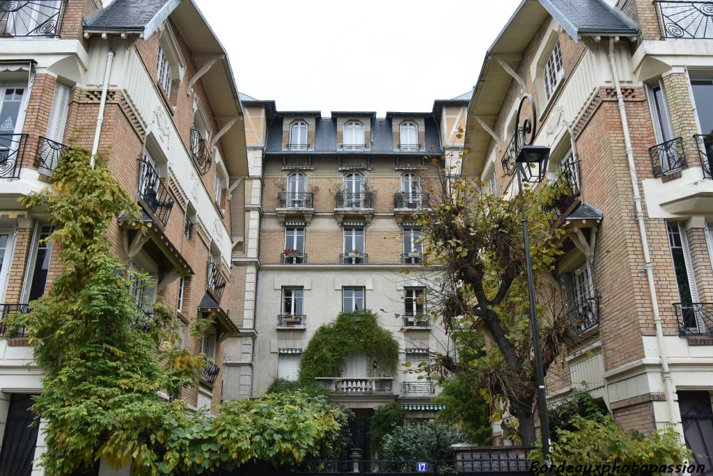 L'architecte de cet immeuble Art Déco a utilisé le béton armé avec des parements de pierre pour l'entrée et de la briquette pour décoration. Il garde la symétrie du style classique ainsi que le balcon à balustres.