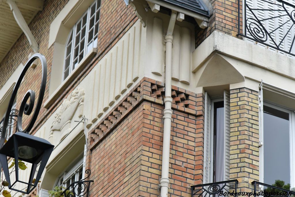 Jeux sur la brique avec une petite frise de briques disposées en quinconces. La ferronnerie utilise des formes très géométrisées.