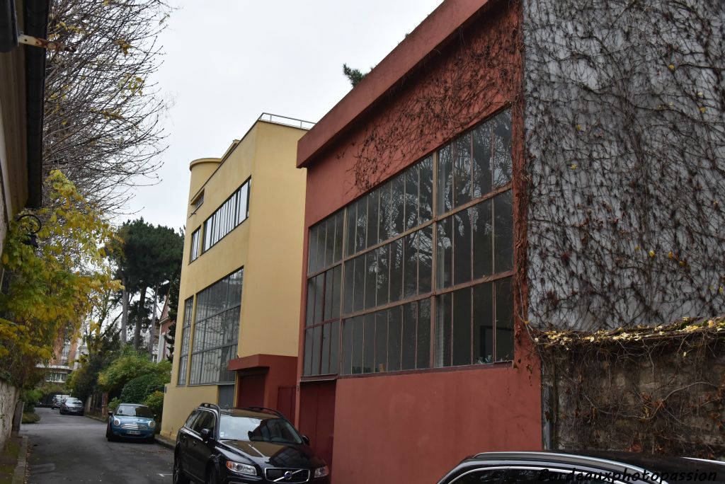 Dans ces 2 bâtiments, l'architecte trouve de l'espace en supprimant les toits pour y mettre des terrasses-solarium, période hygiéniste oblige. 