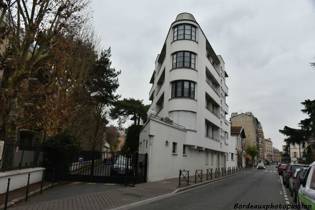 Autre commande de la famille Ternissien pour le Corbusier sur un terrain triangulaire. Il fera le rez-de-chaussée en forme de proue de bateau.