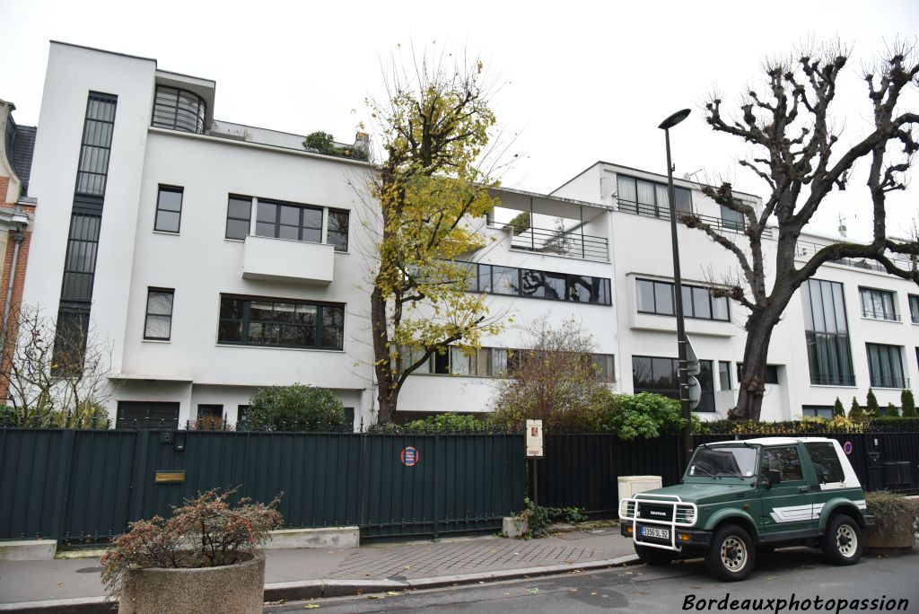 Trois maisons mitoyennes construites par des architectes modernistes : Robert Mallet-Stevens (à gauche),, Le Corbusiser (à droite du 1er arbre) et  Raymond Fisher (à droite).