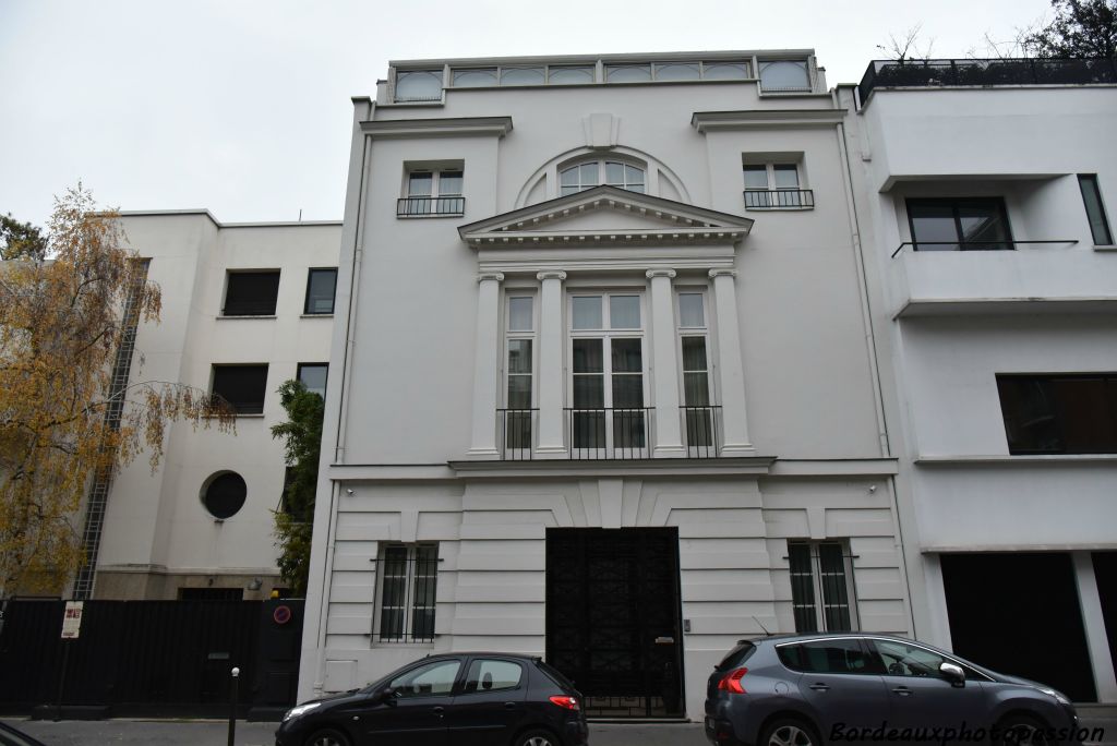 Cet hôtel particulier est construit par Emilio Terry en 1931. Façade symétrique avec vocabulaire éclectique : bossage rustique au rez-de chaussée...