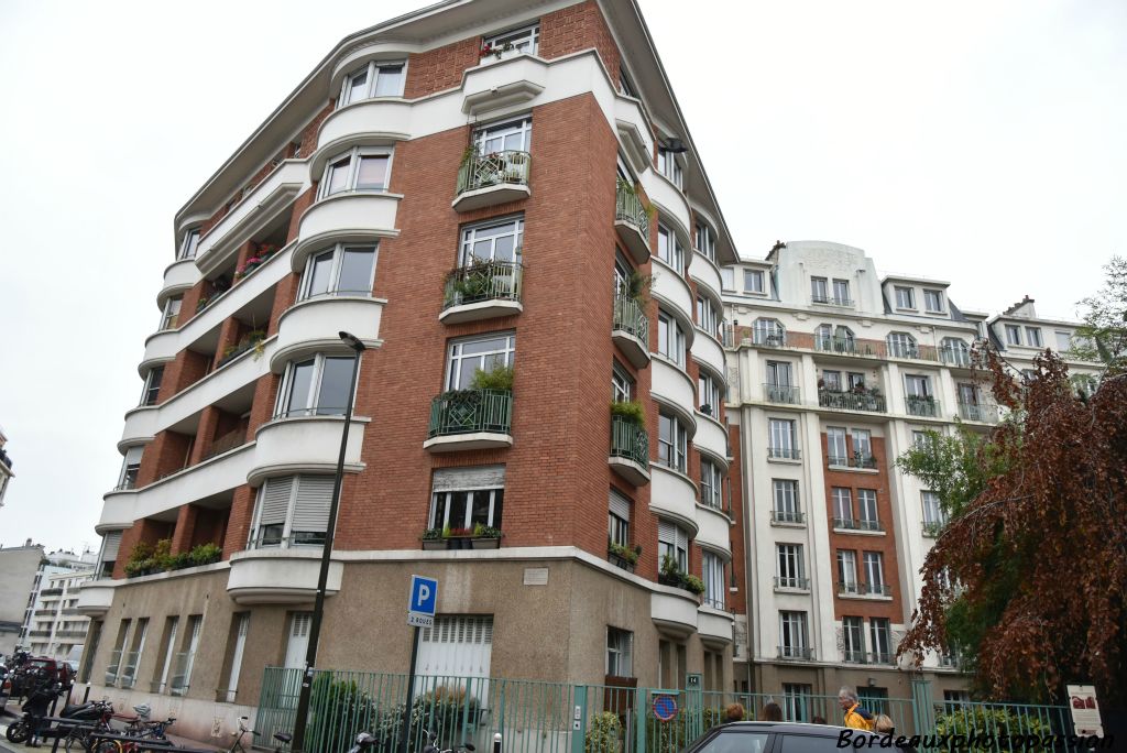 Un immeuble social où les architectes (M. Julien et L. Duhayon 1933-1934) montrent le béton au rez-de chaussée. Les fenêtres commencent à s'ouvrir avec les arrondis des bow-windows et des balcons à pans coupés très Art Déco.