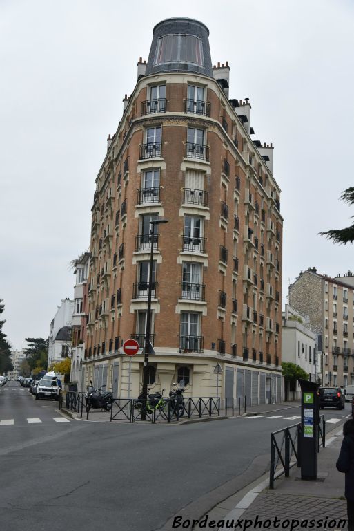 Les architectes de la période Art Déco s'arrangent presque toujours pour éviter les façades à angle droit. Ils utilisent le pan coupé ou comme ici l'arrondi.