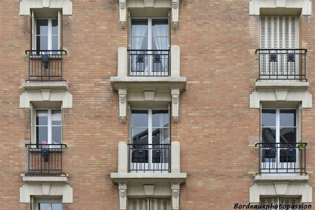 Beau travail décoratif des balcons. À noter à gauche, les garde-corps protégeant... l'allège des  fenêtres.