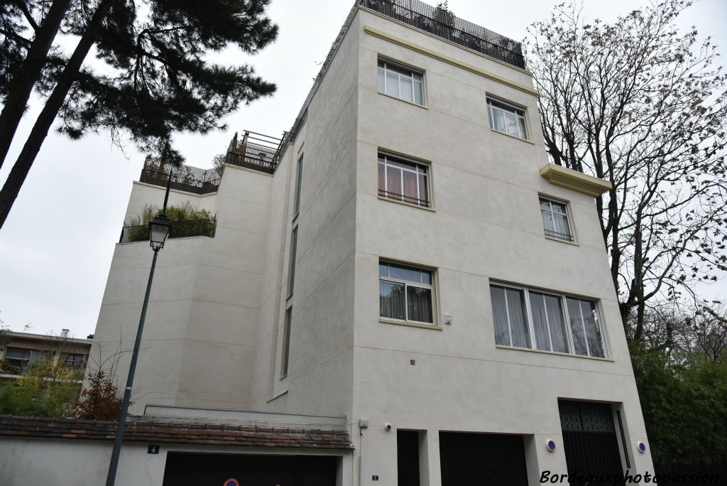 Hôtel Dujarric de la Rivère contruit en 1930 par son cousin L. Faure-Dujarric. Cet immeuble  est très moderne avec son toit terrasse.