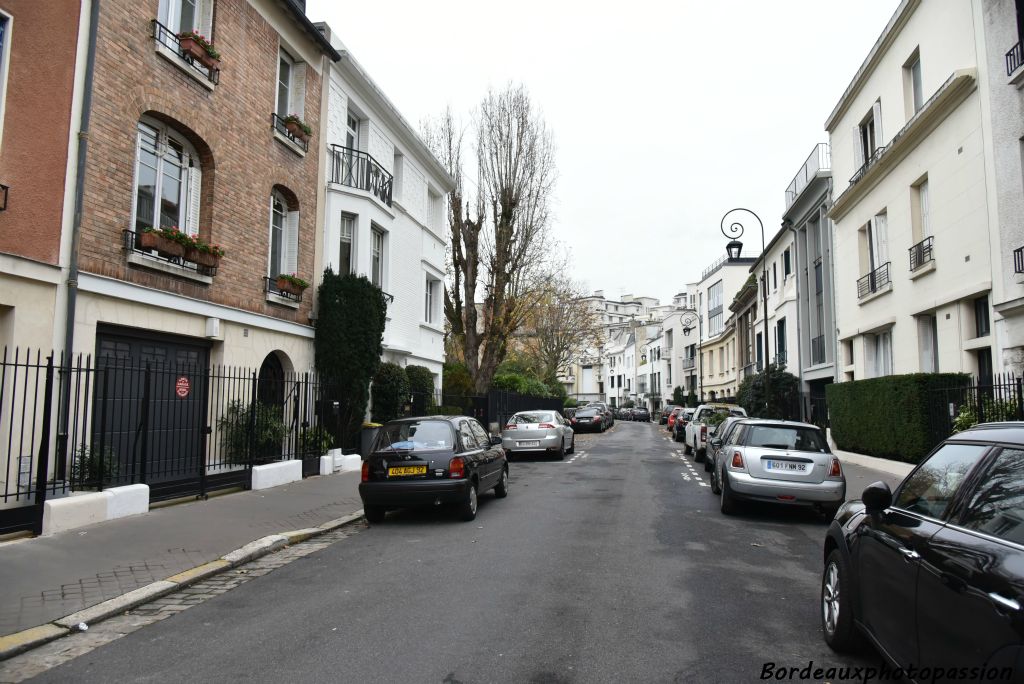 Une rue de Boulogne-Billancourt riche d'immeubles surprenants.