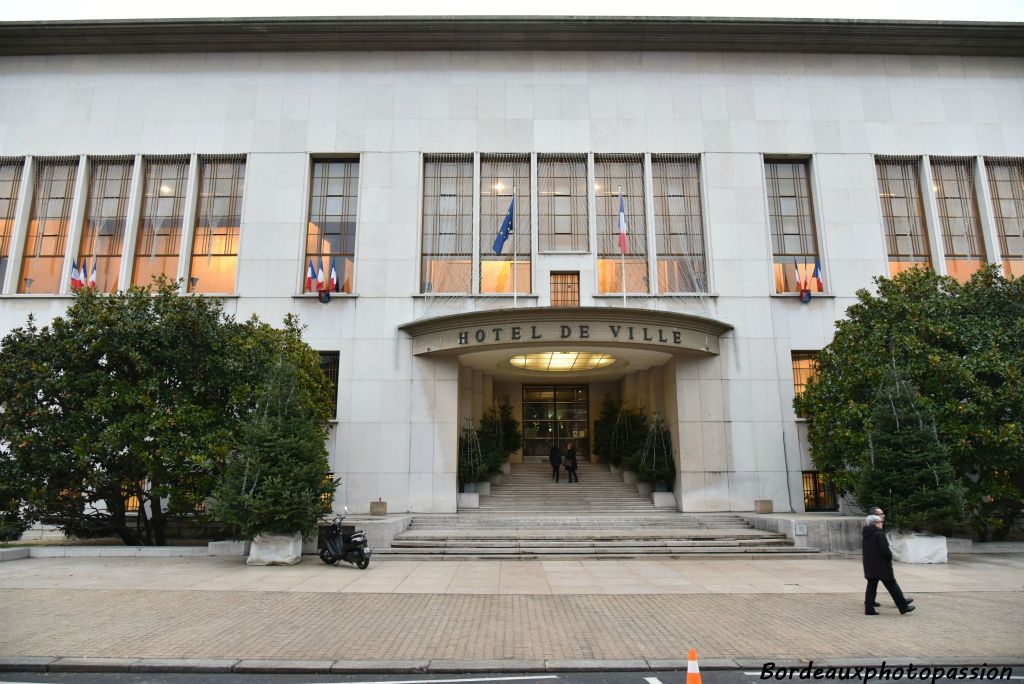 L'hôtel de ville de Boulogne-Billancourt  est constitué de deux bâtiments en béton armé.  En forme de parallélépipèdes, ils sont accolés l'un à l'autre. Le premier abrite les services de la mairie (salle du conseil, cabinets, salles de réception, etc.) Le deuxième regroupe tous les services administratifs.