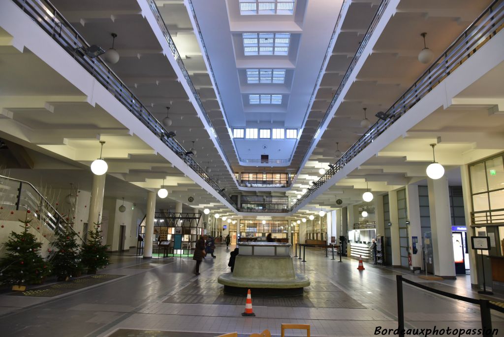 Ce qui frappe le plus dans ce bâtiment c'est son  hall intérieur de trois étages.