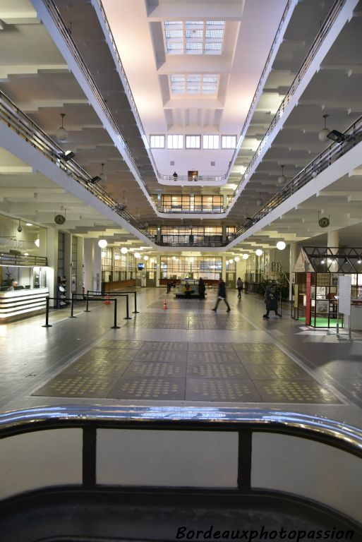 Chacun des étages possède une galerie suspendue, qui fait le tour du hall.