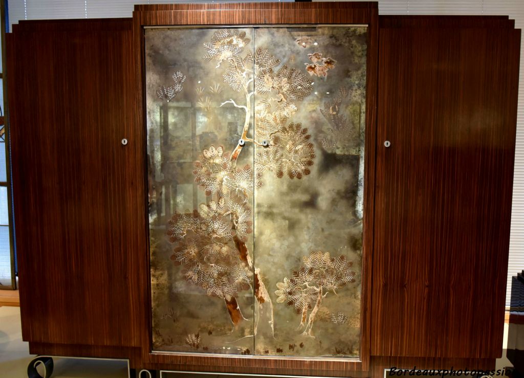 Jules Leleu 1937 Armoire Bois recouvert d'un placage en ébène de Macassar, verre glomisé, métal.