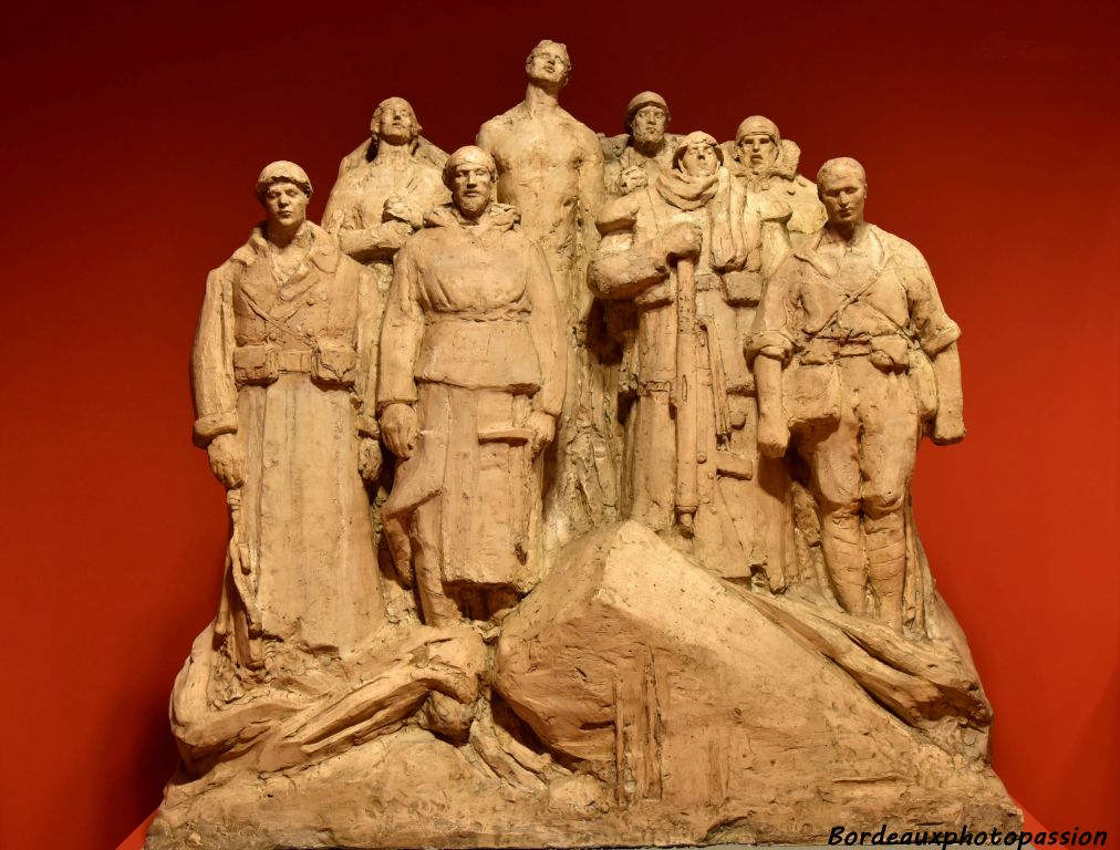 Plâtre patiné du monuments aux morts Monument "Les Fantômes", érigé sur le butte de Chalmont sur les hauteurs d'Oulchy-le-Château.