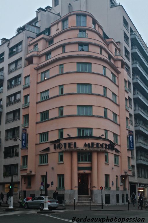 L'hôtel Mercedes a été construit par l'architecte Pierre Patout.  C'est un immeuble d'angle en forme de rotonde qui était à l'origine peint en blanc avec des fenêtres noires à guillotine.