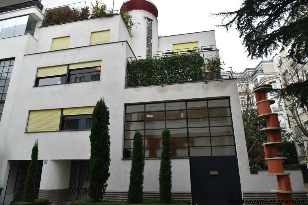 Mallet-Stevens, l'un des principaux représentants du mouvement moderne en France construira l’hôtel-atelier des frères Jean et Joël Martel, sculpteurs. Les fenêtres  métalliques sont à guillotine et les stores jaunes.