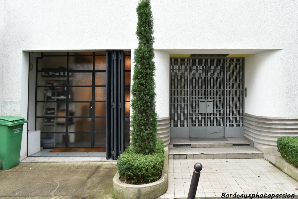 À droite grille d'entrée du garage de l'hôtel des frères Martel créée par Jean Prouvé.