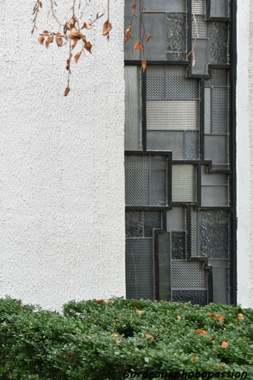 Les vitraux sur toute la hauteur du bâtiment sont de Louis Barillet et Le Chevalier. 