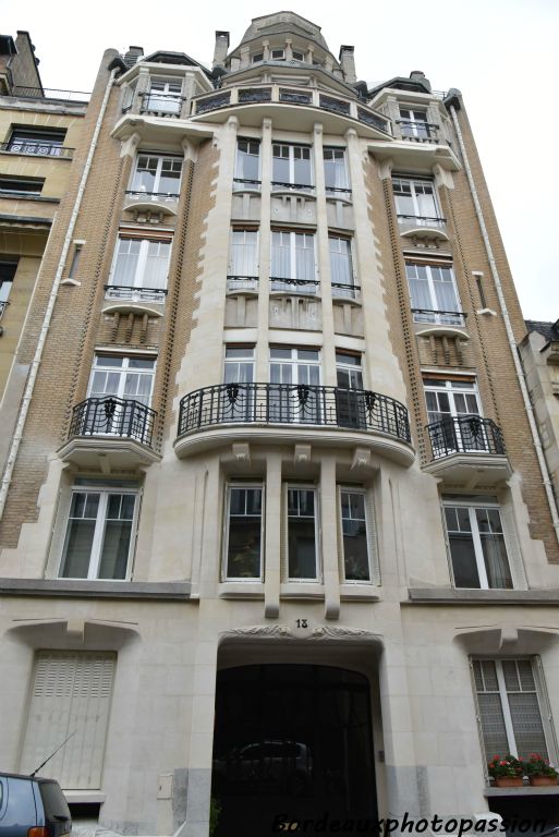 Beau mariage de la brique et du béton avec une avancée très élégante sur pratiquement toute la hauteur du bâtiment.