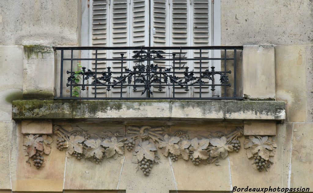 Avec toutefois une ferronerie et une sculpture plutôt réalistes, restes de l'Art nouveau. 