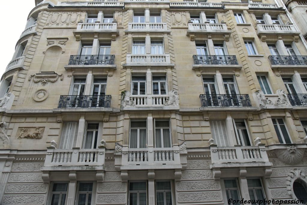 Magnifique exemple d'architecture éclectique. Après  la rigueur imposée par Haussman, les architectes se défoulent...