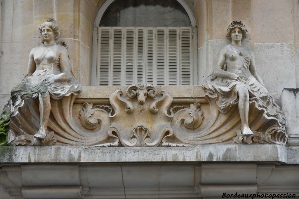 Ici deux cariatides sereines sur leur balcon.