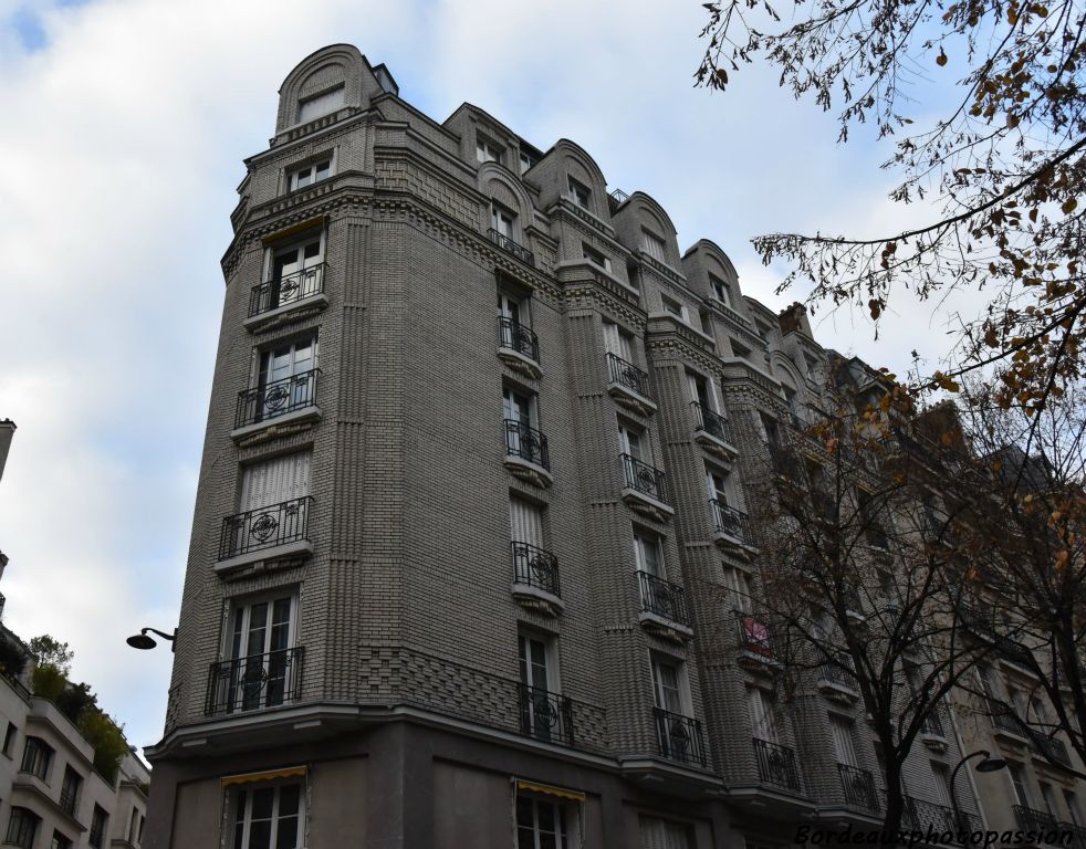 Immeuble Art Déco ou la briquette tient lieu de décoration. Ce bâtiment d'angle à pans coupés est marqué par des pseudo-pilastres à partir du 1er étage.