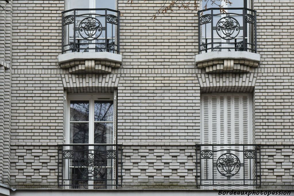 La ferronnerie des balcons emprunte la célèbre corbeille de fruits. L'agencement des briquettes (le calepinage) donne un effet décoratif varié.