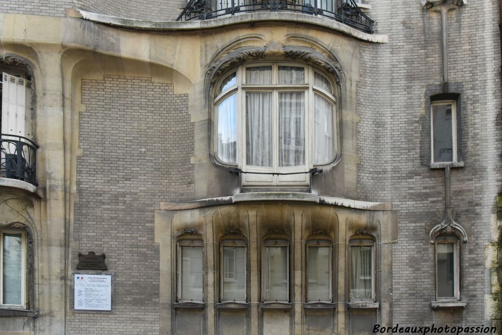 Au premier étage, une porte-fenêtre toute en courbes.