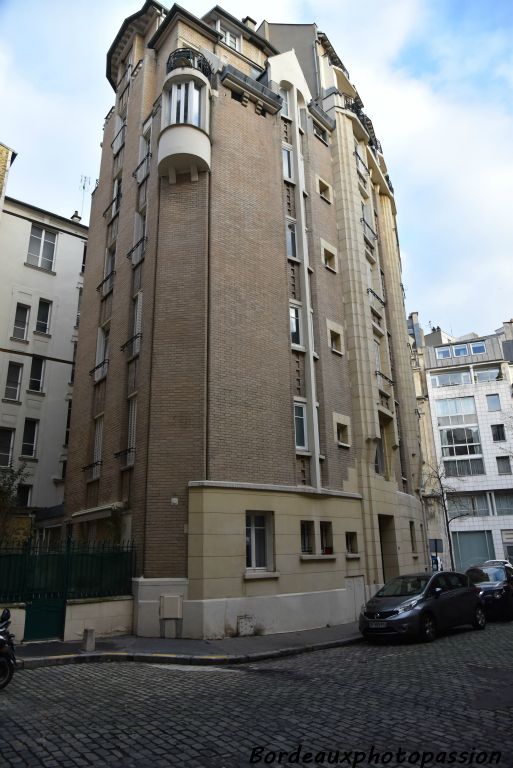 Situé en face de l'hôtel Guimard, la Villa Flore a été construite pour l'industriel Michel Houyvet par Hector Guimard en 1924-1927 dans un style Art Déco.