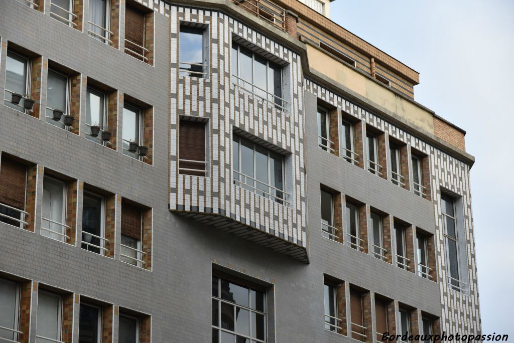 Ce  luxueux immeuble d'appartements style Art déco situé 65, rue La Fontaine est entièrement carrelé de grès polychromes de Gentil et Bourdet. L'architecte a utilisé le gris sur les surfaces planes, le marron dans le retrait des balcons et multicolore sur les parties saillantes.