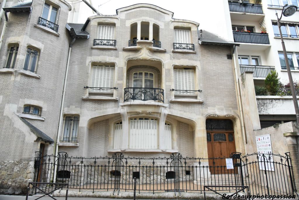 L'hôtel Mezzara est un hôtel particulier de style Art nouveau construit par  Guimard en 1910-1911, pour Paul Mezzara, industriel du textile et créateur de dentelles.