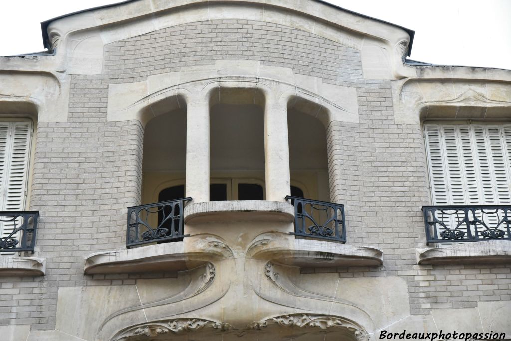 Hector Guimard utilise le vocabulaire de l'Art nouveau dans la pierre, le bois et la ferronnerie.