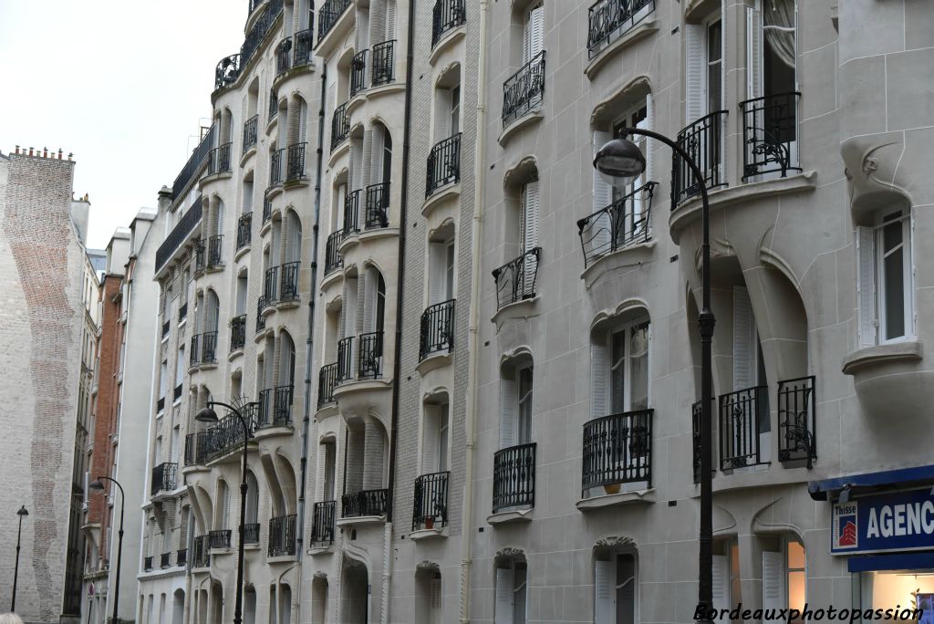 Ces deux immeubles mitoyens sont de 1911. Ils sont  signés par l’architecte Hector Guimard. Ils ont  des appuis de fenêtres et balcon en fer forgé typiques du style Guimard.